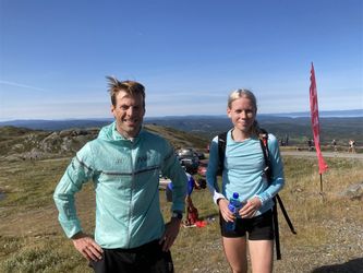 Øystein Kvaal Østerbø og Hanne Mjøen Maridal, begge Strindheim Il vinnere av Vennafjellet Opp (foto: Magnus Grøtte Renå)